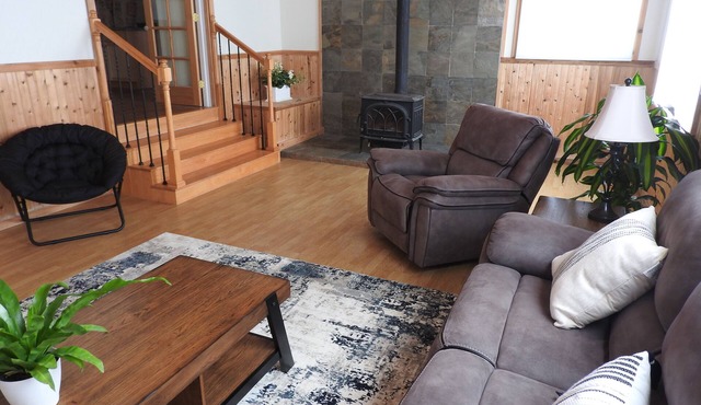 Coastal Charm: SW Oregon home on quiet 2+ acres, 5min. to the beach!