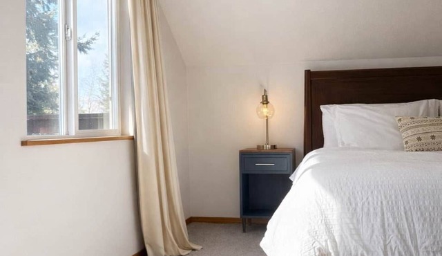 Coastal Whidbey Retreat Walk to Beach+Pool Access 2 King Beds