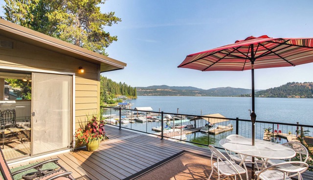 Coeur d'Alene, Idaho Lake House w/Beautiful Views!
