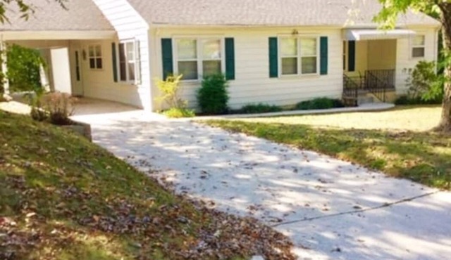College View Cottage~UNA is 2 blocks away