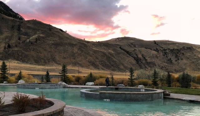 Comfort and Convenience! Parking, Pool, Near North Entrance of Yellowstone Park