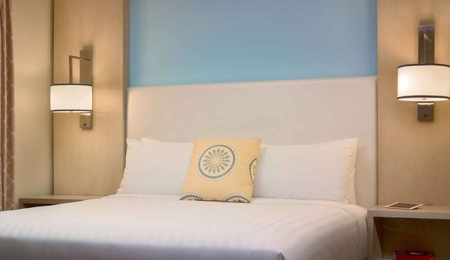 Comfort & Convenience at Auburn Hills! Kitchenette, Outdoor Pool, Free Breakfast