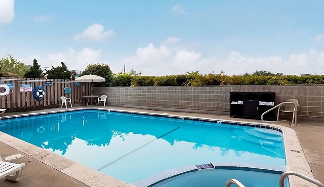 Comfort & Convenience! 3 Spacious Units w/Swimming Pool Access. Free Breakfast!