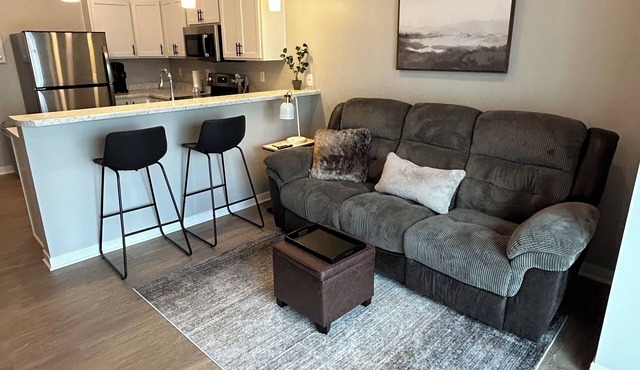 Comfortable 1 Bedroom, Gym, Social Room, Balcony