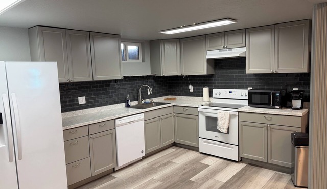 Comfortable 2 bed 1 bath Full Apartment