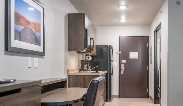 Comfortable 4 Room w/Large Fridge and Dining Area for Long-Term Guests
