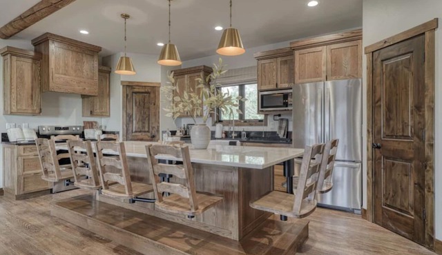 Comfortable cabin rentals at the crossroads of Yellowstone and Jackson Hole