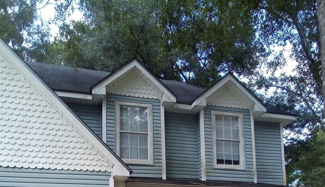 Comfy, modern stay. Close to bars and restaurants! Will have hot tub in Sept