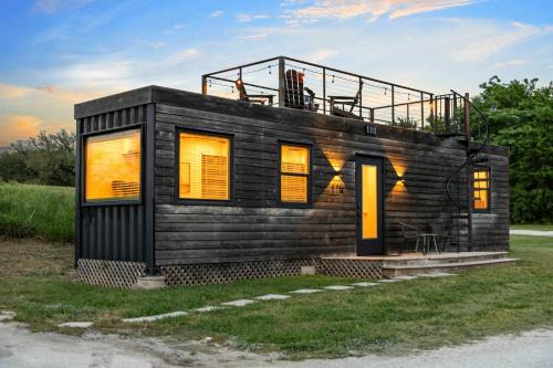 Container Home with Rooftop Views and Pickleball in Bellmead