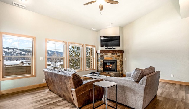 Contemporary Condo Near Downtown & Lake Access w/Balcony & Central A/C