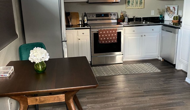 CONVENIENTLY LOCATED ONE BEDROOM APARTMENT IN NORTH PHOENIX