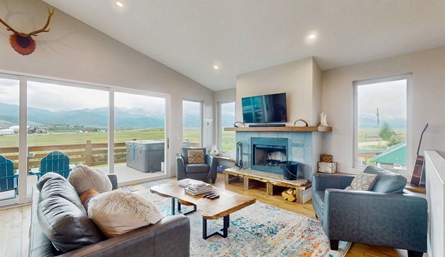 Conveniently located home with wifi, hot tub & great views - dog friendly in Tabernash
