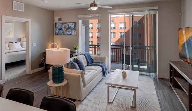 Convention Ctr Luxury 1BR Pool Gym Hot Tub