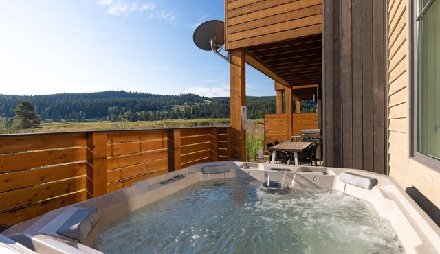 Copper John townhome w/private hot tub, close to Town Center - Lone Peak Luxury Escape