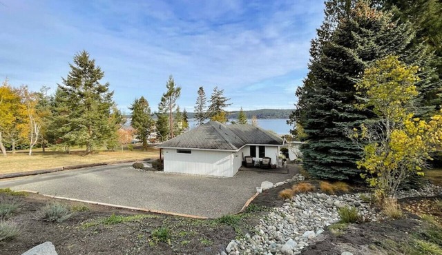 Cottage · Cottage on the Bay- Hot Tub, Beach, Dock, Kayaks