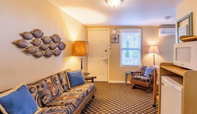 Cottage E - Handicap accessible entrance ramp. 2 bedrooms