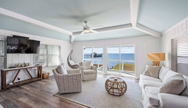 Cottage on Mobile Bay- Sleeps 8! Stunning sunset views, Large screened porch, Private Pier. Perfect for fishing or relaxing on the water!