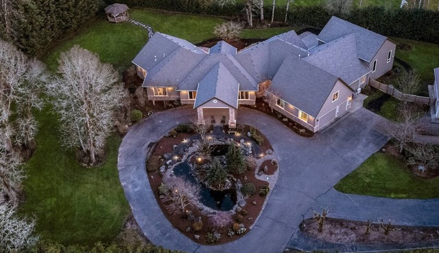Country Luxury in Manor, Pet Friendly, Hot Tub, Indoor Basketball Ct, Billiards, on 2 Acres