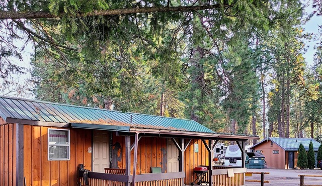 Cowboy Cabin - porch, queen bed, old-fashioned water pump in kitchen