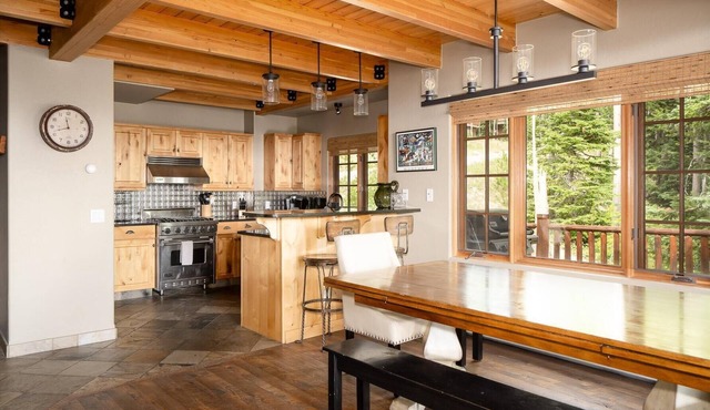 Cowboy-Chic, Ski-In/Ski-Out Home with Mountain Views!