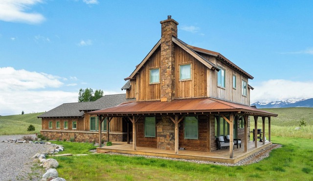 Cowboy Retreat- A gorgeous 3 bedroom home near Chico Hot Springs with views!