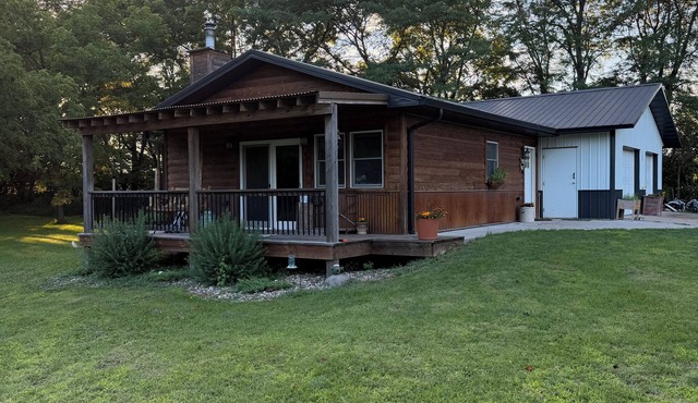 Cozy 1-bedroom cabin in lovely Bondurant with a view