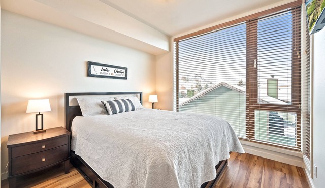 Cozy 1 bedroom condo steps away from the lake