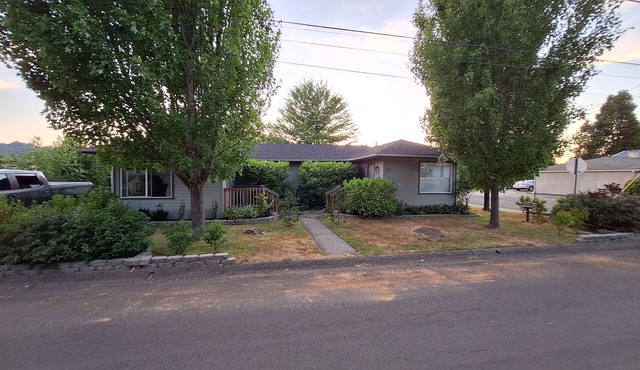 Cozy 1-bedroom house in adorable Roseburg with AC