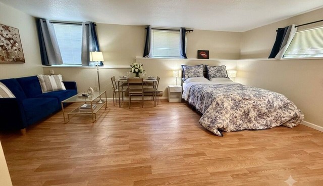 Cozy 1-bedroom with private bathroom and shared kitchen in Seattle with AC