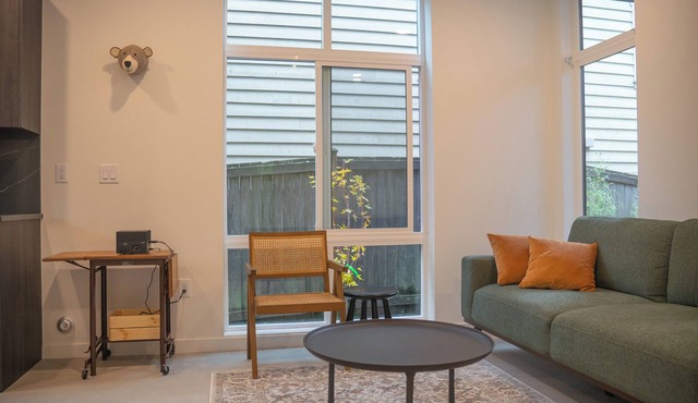 Cozy 1b1b townhome in Ballard. Nice neighbor, steps to coffee and restaurants.