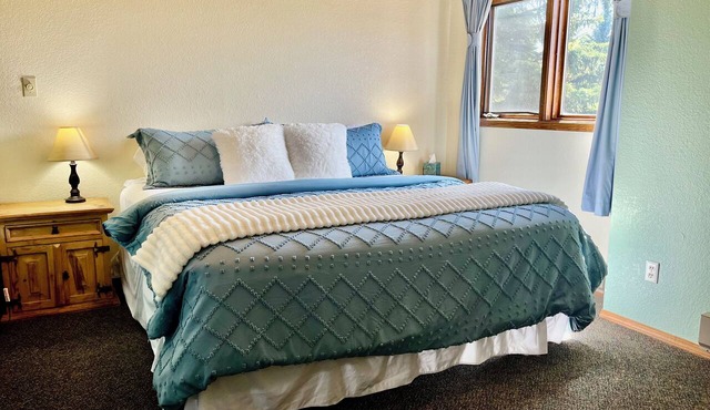 Cozy 2 Bed, 2 Bath Condo on Golf Course with Hot tub, Sauna, & Pool! Unit #3