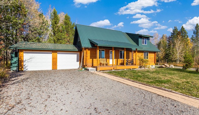 Cozy 2-bedroom cabin in perfect Ashton with cool AC