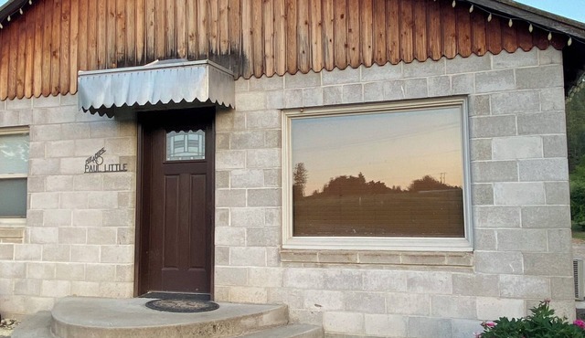 Cozy 2-bedroom cabin in amazing Hunters with cool AC