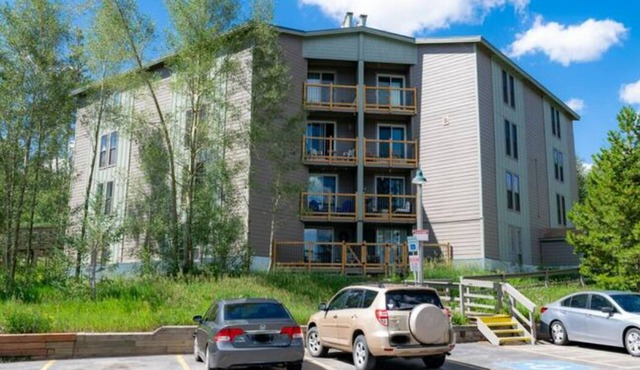 Cozy 2-bedroom condo with WiFi, fitness room in superb Silverthorne