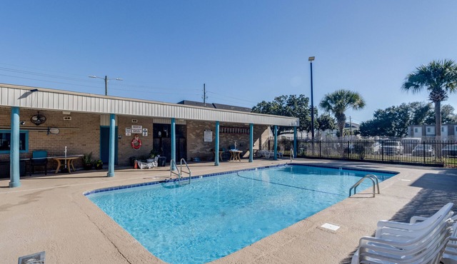 Cozy 2BR Condo w/Kitchen & Pool | Beach Nearby!