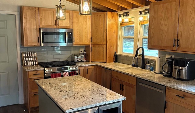 Cozy 2BR Pet-Friendly Sun Valley Ski Condo, AC + Remote Work Desk + Fast WiFi