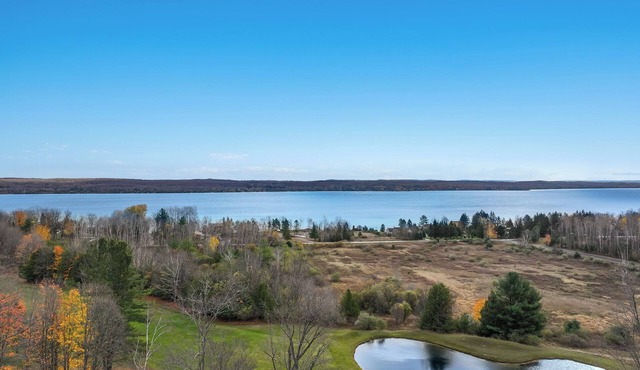 Cozy 3-bedroom condo overing looking Torch Lake on the A-Ga-Ming Golf Course