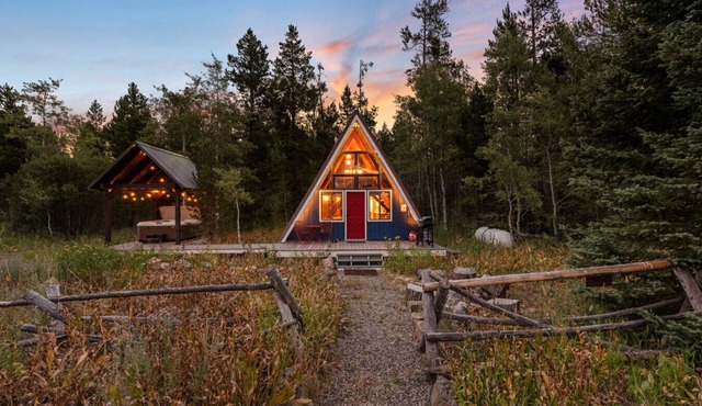 Cozy A-Frame Cabin Near Yellowstone with Hot Tub