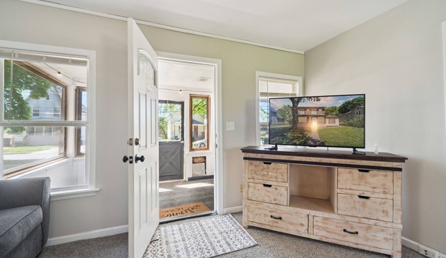 Cozy and Convenient 3-bedroom Home In the Heart of Lansing w/Wifi And Coffee