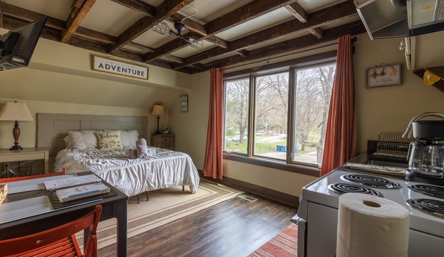 Cozy and Rustic Barn Loft, 10 Minutes from downtown!