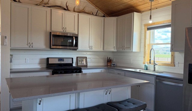 COZY CABIN- 2 bedroom cabin in peaceful Bridger