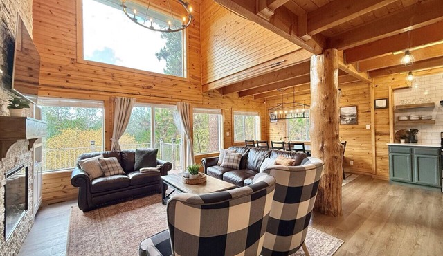 Cozy Cabin Close to Lake Cascade w/Hot Tub