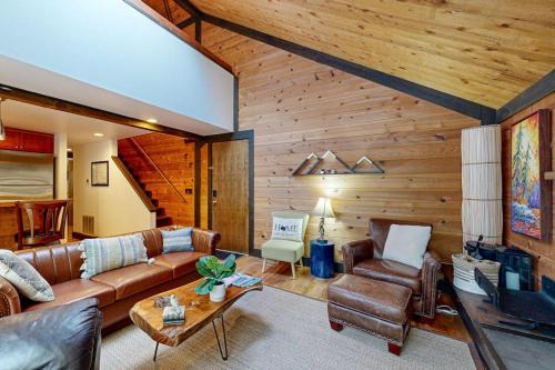 Cozy cabin in Sunriver with SHARC amenities washer&dryer & dog-friendly