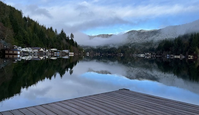 Cozy Cabin on Lake Sutherland with hot tub, huge dock and kayaks!