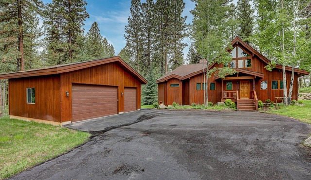 Cozy cabin on the GOLF course in New Meadows Idaho~in the heart of recreation