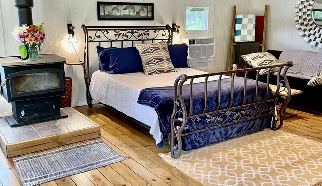 Cozy cabin on the river!