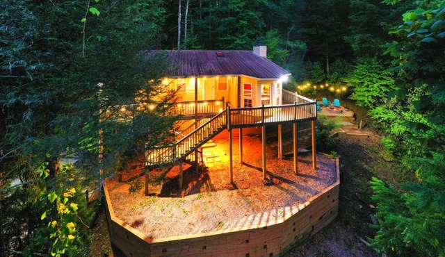 Cozy Cabin Retreat - Hot Tub, Fireplace & Fire Pit