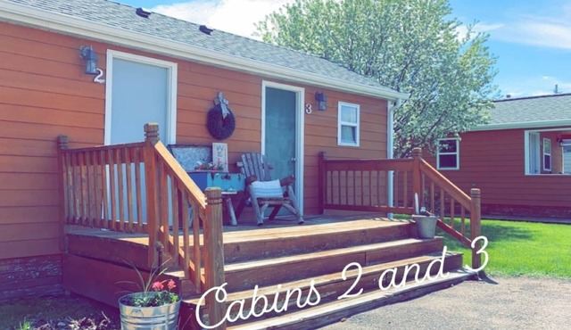 Cozy cabin. Sleeps 2. Includes mini fridge, microwave, Wi-Fi and outdoor space!