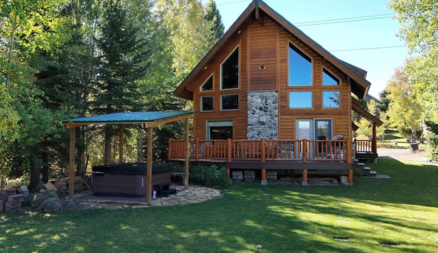 Cozy Cabin w/Hot Tub Near Yellowstone