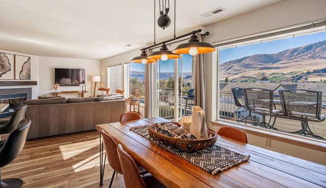 Cozy Condo in Chelan with Balcony & Views